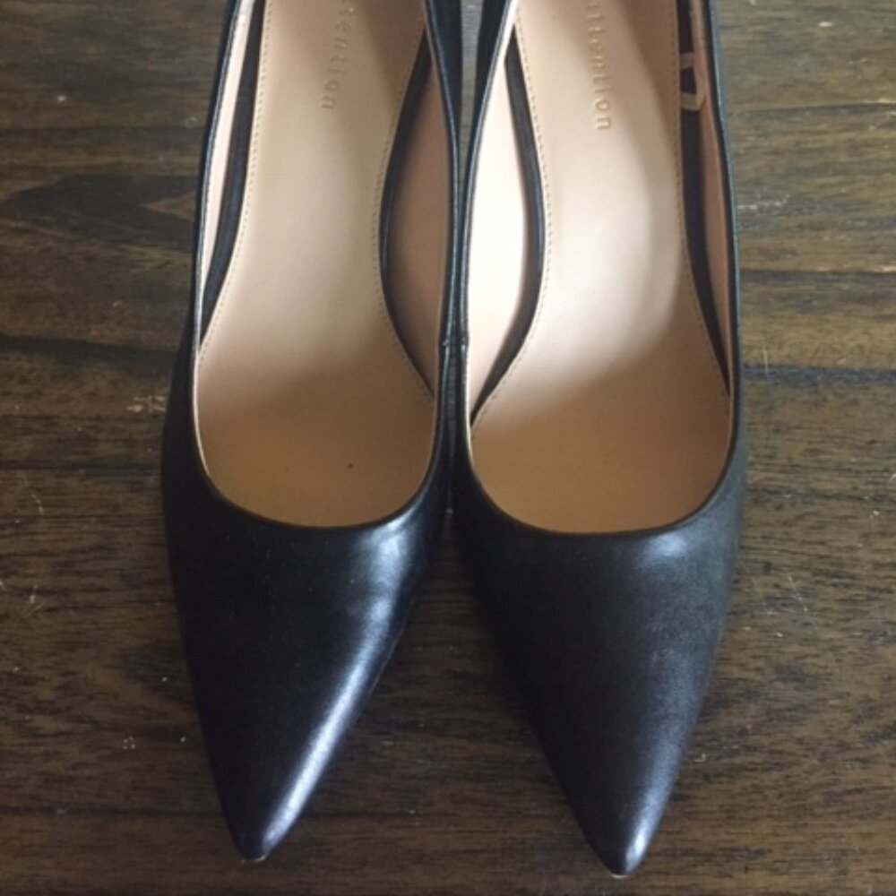 Black faux leather pumps